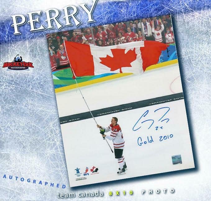 Corey Perry כתוב צוות Gold 2010 קנדה 2010 Olympic 8X10 צילום - 70314A - תמונות NHL עם חתימה