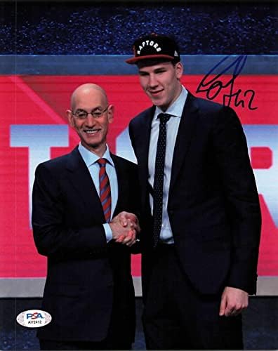 Jakob Poeltl חתם על 8x10 Photo PSA/DNA טורונטו ראפטורס עם חתימה - תמונות NBA עם חתימה